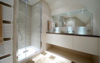 belle salle de bain moderne en verre