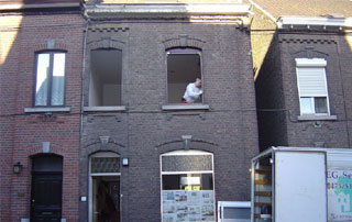 entreprise Pro-Fenêtres devant chantier à Charleroi