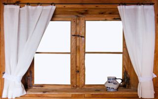 fenêtre en bois avec rideaux blancs