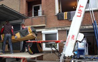 chargement camion de déménagement devant immeuble à Charleroi