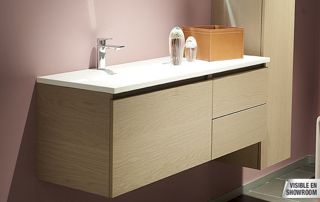 meuble de salle de bain en bois clair