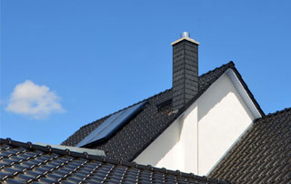 maison avec toit incliné en tuiles