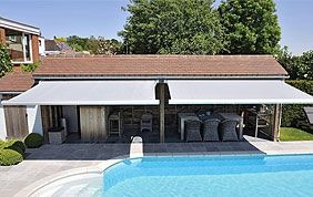 tente solaire sur terrasse avec piscine