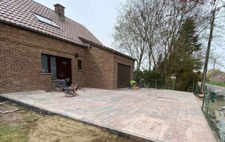 aménagement de terrasse derrière une maison