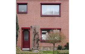 maison avec portes et fenêtres rouges