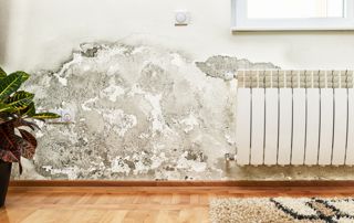 humidité mur intérieur à côté de radiateur