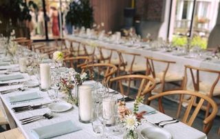 tables dressées pour repas de mariage