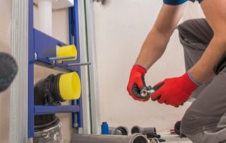 plombier au travail
