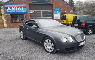 voiture stationnée devant une carrosserie