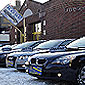 voitures dans parking d'exposition