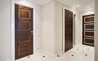 portes intérieures en bois dans un couloir