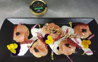 blinis au saumon accompagnés de caviar