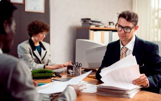 Rendez-vous chez un avocat avec une personne qui prend note sur un ordinateur