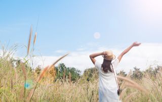 femme heureuse qui se promène dans un champ