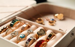 bagues fantaisie en or dans une boîte à bijoux