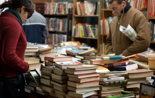 livres d'occasions sur une table de brocante