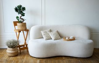 Canapé blanc arrondi