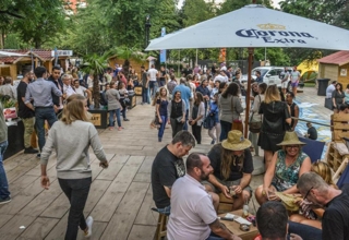 jeunes qui dansent à une fête