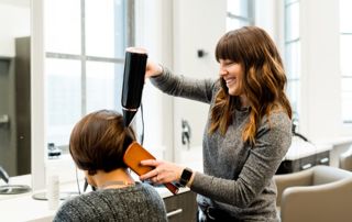 coiffeuse effectuant un brushing