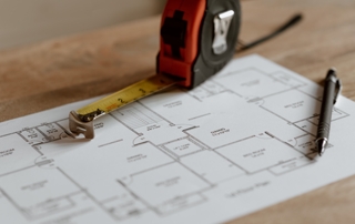 plan de travaux et mètre