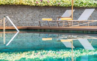 transats au bord d'une piscine