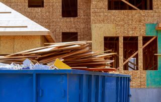container bleu avec déchets cartons