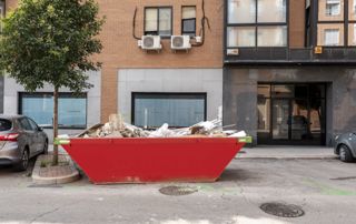 container à déchets rouge