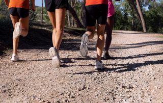 quatre personnes qui courent sur un chemin