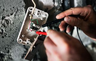 Réparation d'un boîtier par un électricien