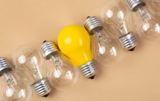 Ensemble d'ampoules avec une ampoule jaune