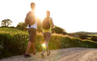 couple qui se balade dans la nature