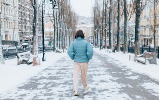 femme qui marche dans la neige