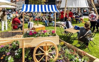 fleurs et tables de jardin