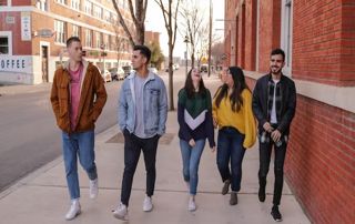 groupe de jeunes marchant dans la rue