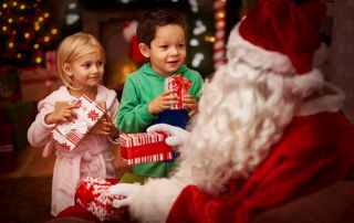 deux enfants avec le pere noel