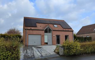 panneaux solaires sur une maison en briques