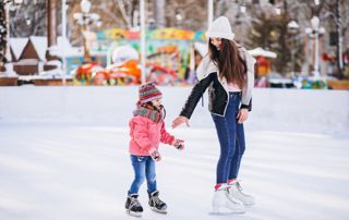 mère et fille sur une patinoire en hiver