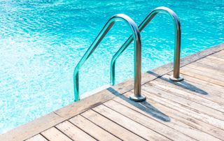 Echelle de piscine avec revêtement de sol en bois