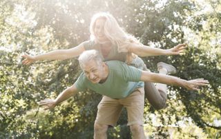 couple qui s'amuse dans la nature