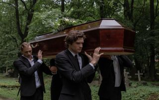 cercueil porté par 4 hommes