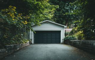 garage au fond d'une allée