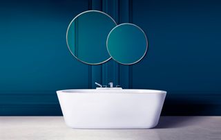Baignoire moderne et mur bleu