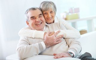 couple de personnes âgées qui sourient