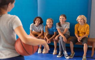 enfants qui jouent au basketball