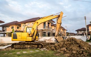 grue jauane utilisée pour des travaux de terrassement sur terrain privé