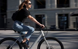 femme sur un vélo blanc en ville